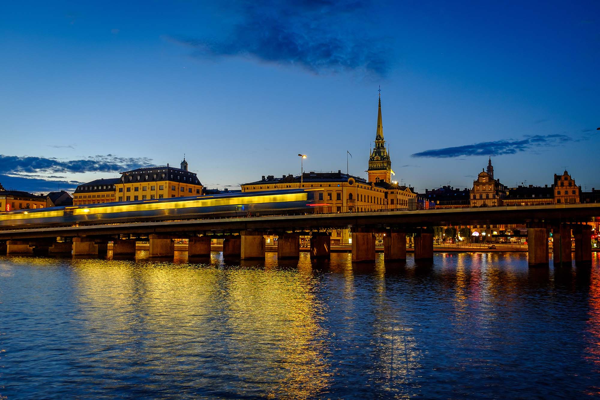 Tåg som kör över en bro i Stockholm